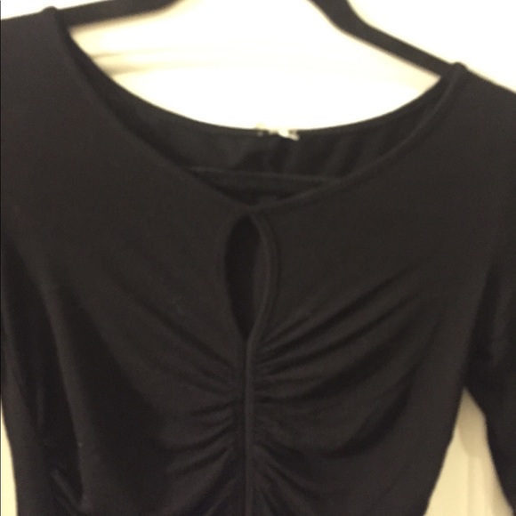 Black top with sleeves and keyhole in front - Picture 1 of 5